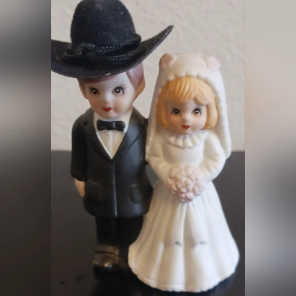 L B MFG 1990 PORCELAIN COWBOY BRIDE WEDDING CAKE TOPPER